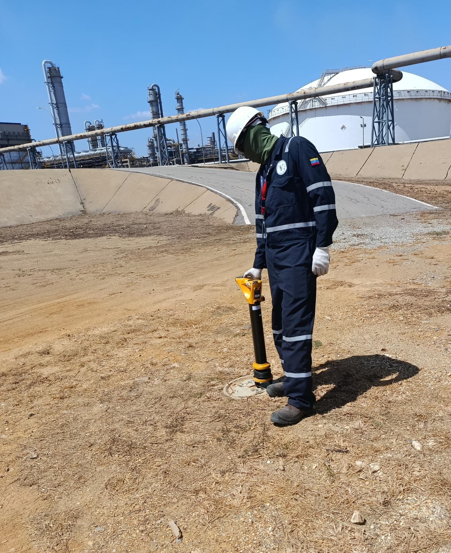 Técnico de VENECORR NDT midiendo potencial electroquímico en un complejo petroquímico